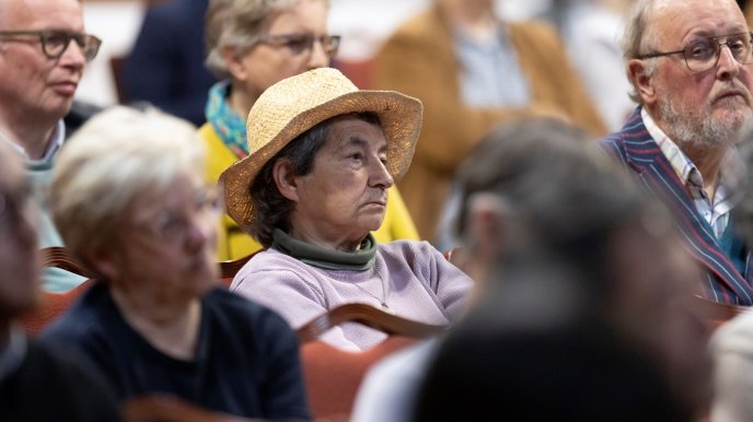 Audience member with a straw hat